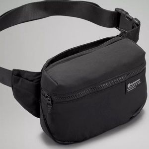 Black Clean lines Lululemon belt bag. NWT